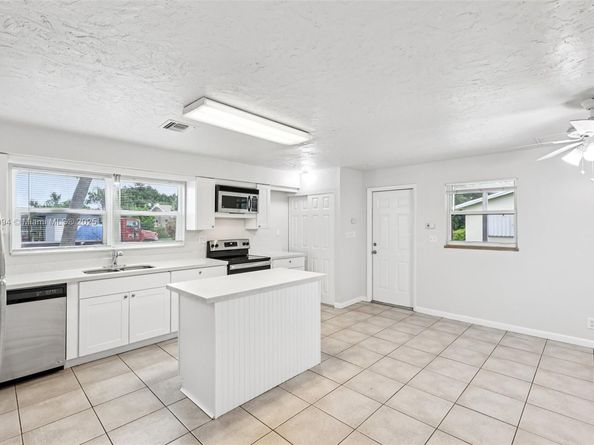 214 SW 4th St, Boca Raton FL 33432