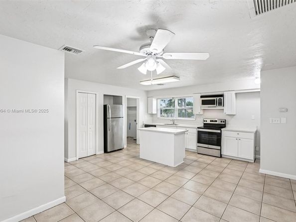 214 SW 4th St, Boca Raton FL 33432