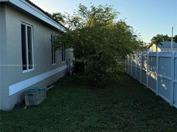 16605 SW 103rd Ct, Miami FL 33157