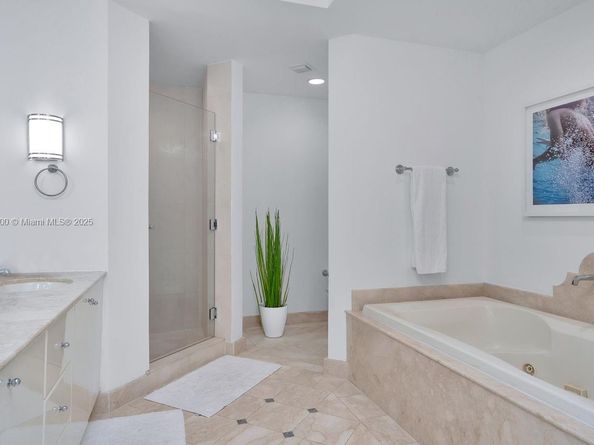 100 S Pointe Dr 2208, Miami Beach FL 33139
