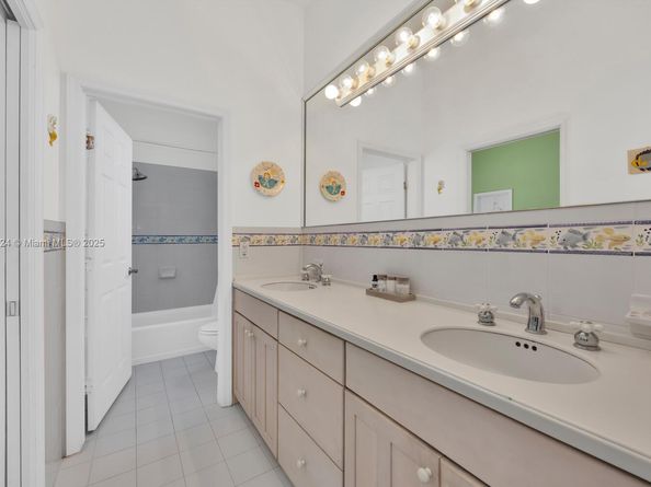 6129 SW 74th Ct, Miami FL 33143