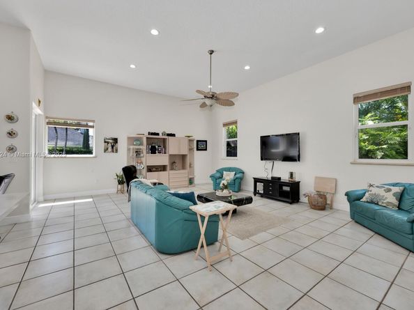 6129 SW 74th Ct, Miami FL 33143