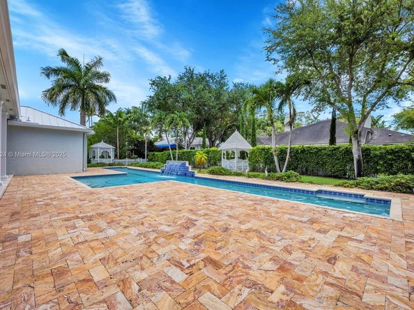 6129 SW 74th Ct, Miami FL 33143