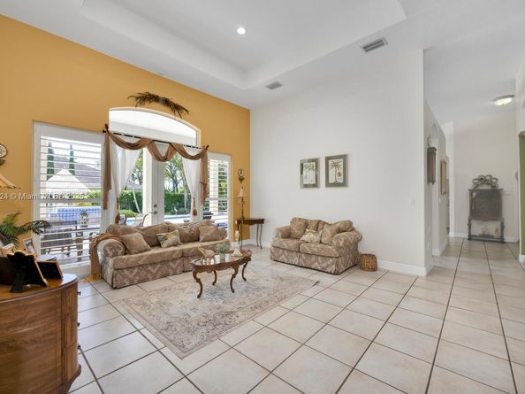 6129 SW 74th Ct, Miami FL 33143