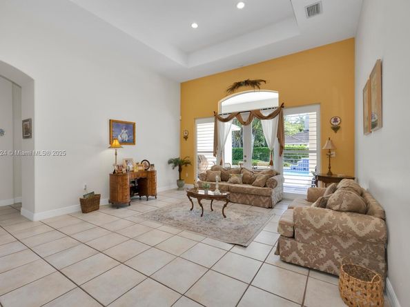 6129 SW 74th Ct, Miami FL 33143