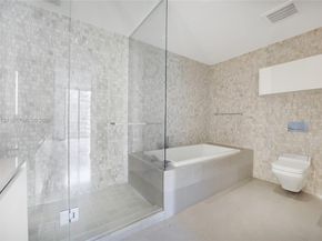 88 SW 7th St 1009, Miami FL 33130