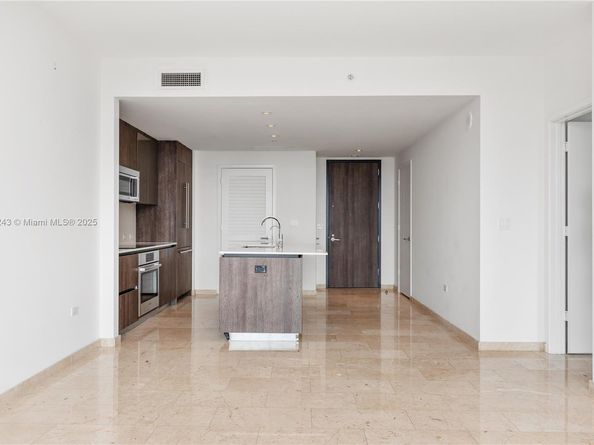 68 SE 6th St 3906, Miami FL 33131