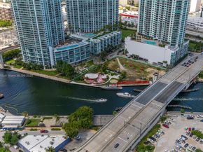 68 SE 6th St 3906, Miami FL 33131