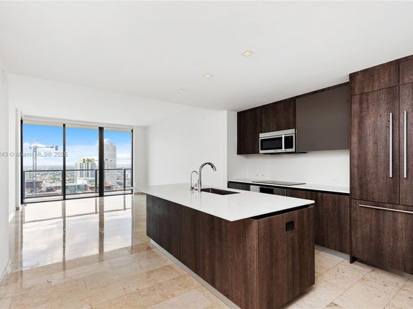 68 SE 6th St 3906, Miami FL 33131
