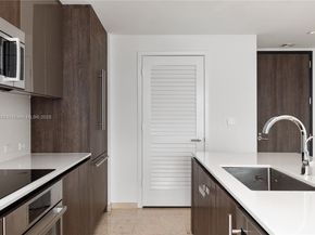 68 SE 6th St 3906, Miami FL 33131