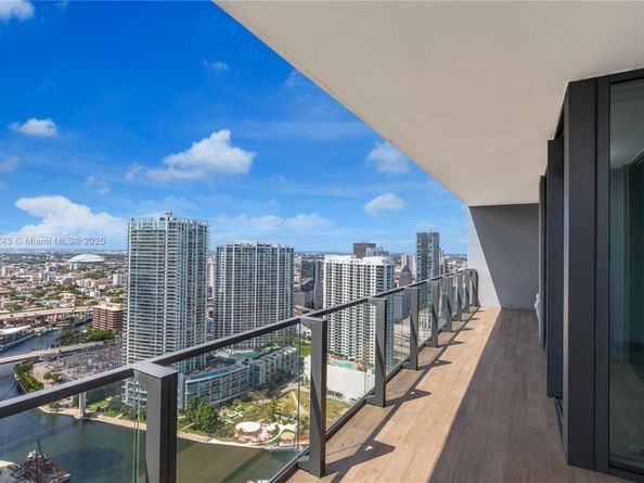 68 SE 6th St 3906, Miami FL 33131