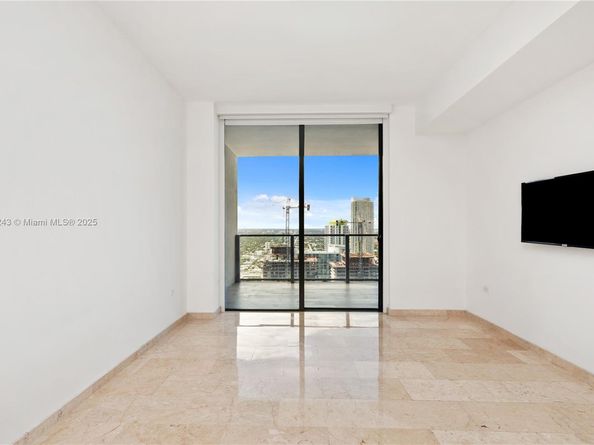 68 SE 6th St 3906, Miami FL 33131