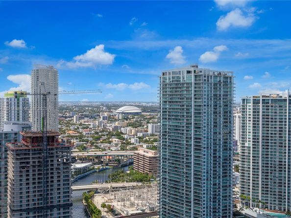 68 SE 6th St 3906, Miami FL 33131