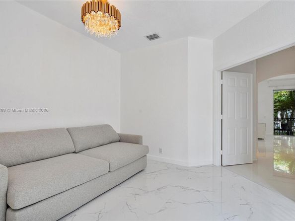 1382 Harbor Vw W, Hollywood FL 33019