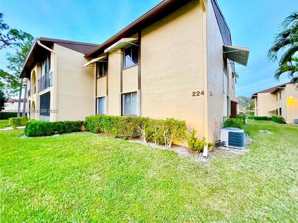 224 Pine Hov Cir D2, Green Acres FL 33463