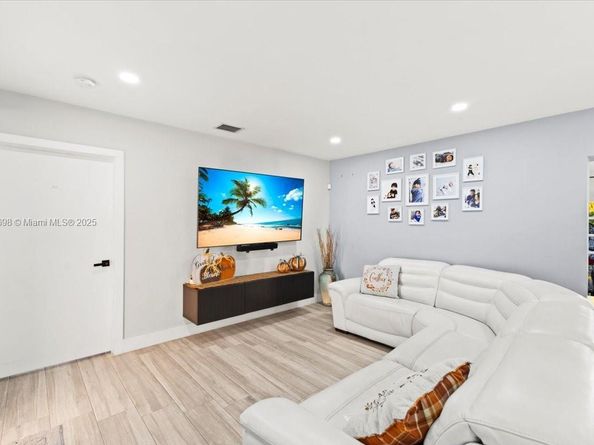 17121 NW 82nd Ave, Hialeah FL 33015