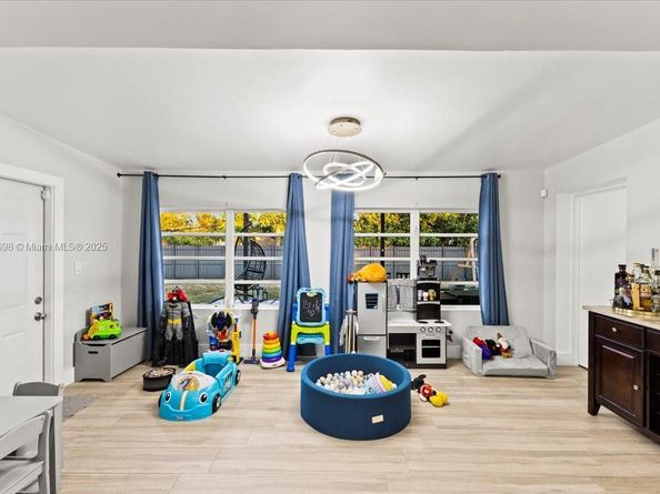 17121 NW 82nd Ave, Hialeah FL 33015