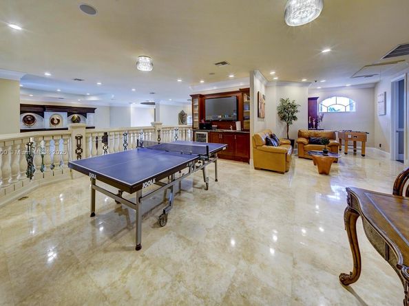 3828 Pine Lake Dr, Weston FL 33332