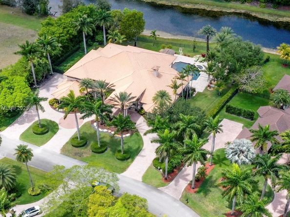 3828 Pine Lake Dr, Weston FL 33332