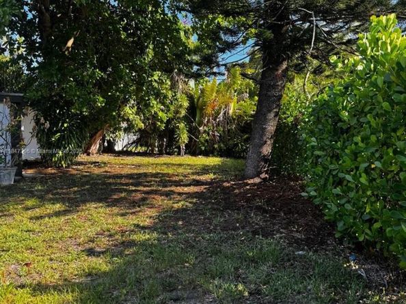 930 NE 163rd St, North Miami Beach FL 33162
