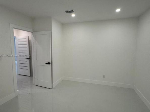 930 NE 163rd St, North Miami Beach FL 33162