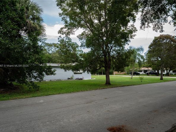 8045 SW 128th St, Pinecrest FL 33156