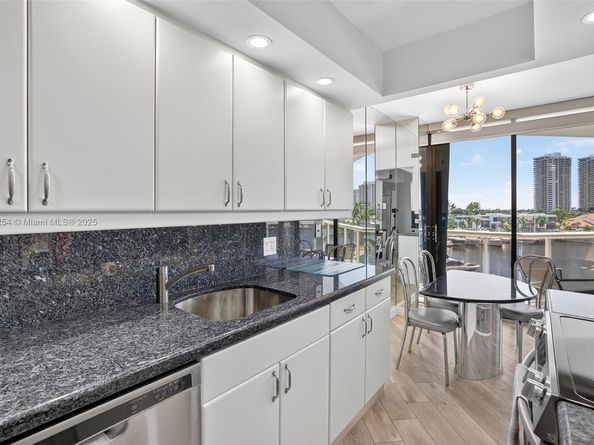 3610 Yacht Club Dr 508, Aventura FL 33180