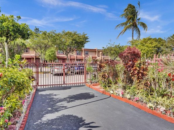 2770 NW 193rd Ter, Miami Gardens FL 33056