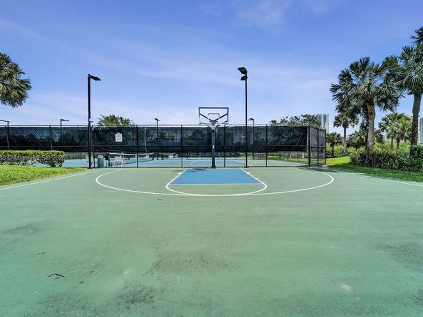 1385 Harbor Vw E, Hollywood FL 33019