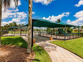 3250 W Stonebrook Cir, Davie FL 33330
