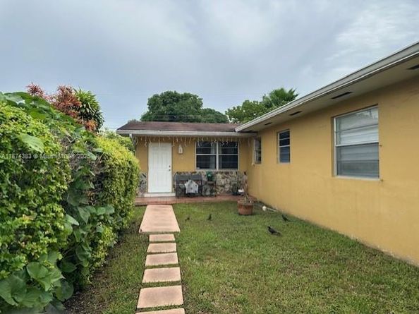9241 SW 39th St, Miami FL 33165