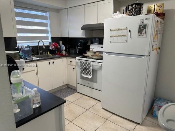9241 SW 39th St, Miami FL 33165