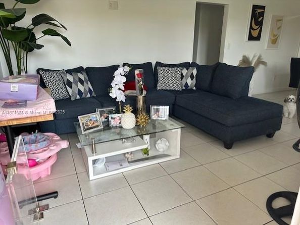 9241 SW 39th St, Miami FL 33165