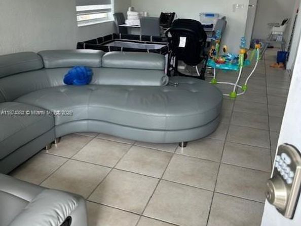 9241 SW 39th St, Miami FL 33165