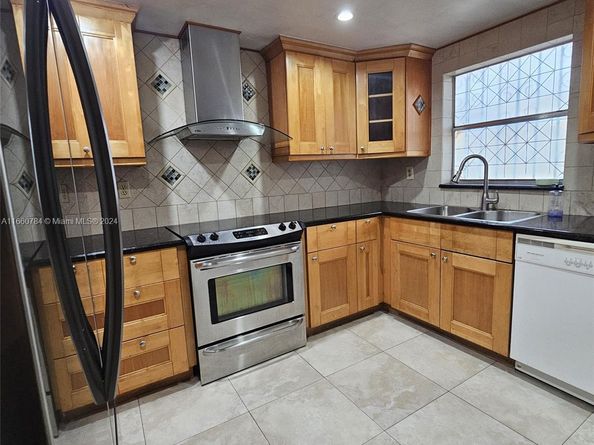 1182 W 37th Ter 11, Hialeah FL 33012