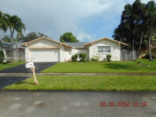 9351 NW 35th Pl, Sunrise FL 33351