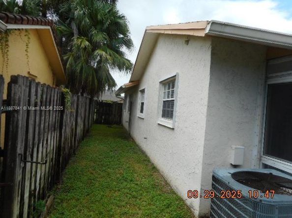 9351 NW 35th Pl, Sunrise FL 33351