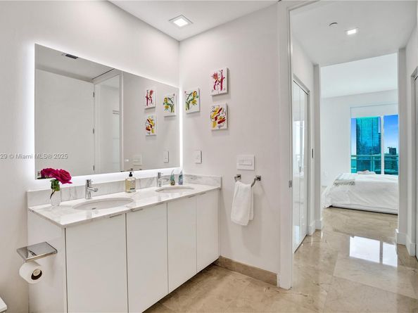 950 Brickell Bay Dr 4707, Miami FL 33131