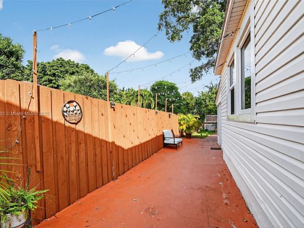 1606 N D St, Lake Worth FL 33460