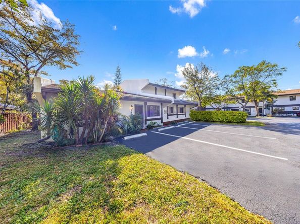 567 NE 199th Ter 1S, Miami FL 33179