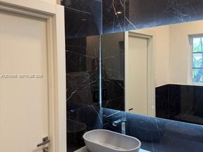 5824 Alton Rd, Miami Beach FL 33140