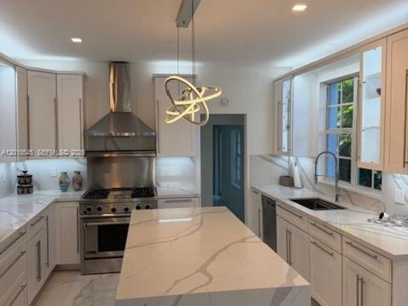 5824 Alton Rd, Miami Beach FL 33140
