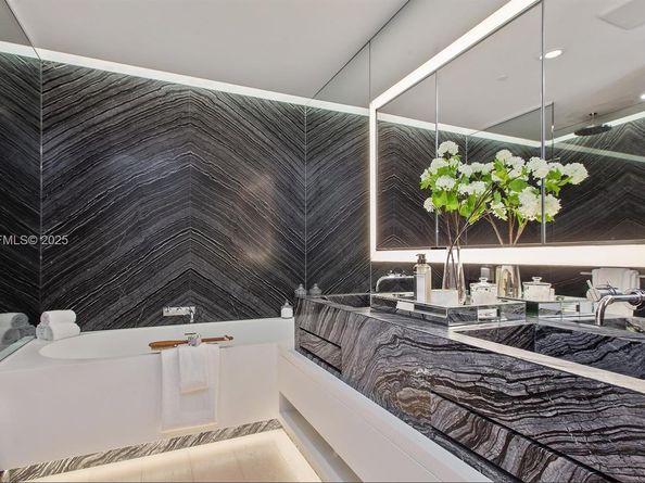 300 Collins Ave PH2, Miami Beach FL 33139