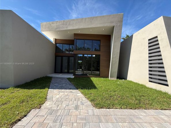 45 NW 158th St, Miami FL 33169