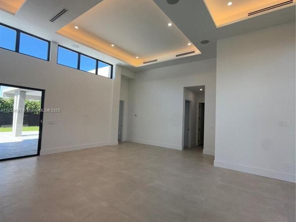 45 NW 158th St, Miami FL 33169
