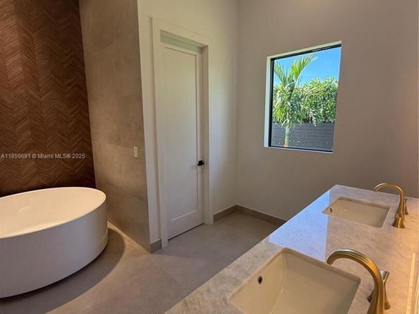 45 NW 158th St, Miami FL 33169