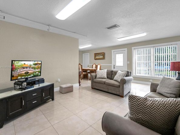 6561 NW 28th St, Sunrise FL 33313