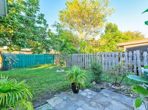 6561 NW 28th St, Sunrise FL 33313