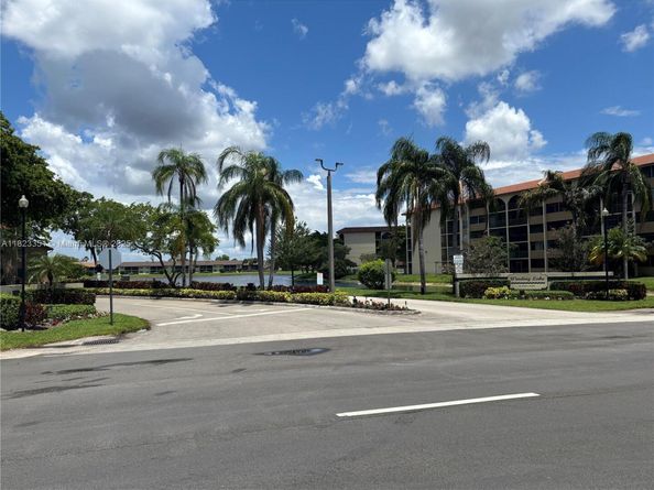 10006 Winding Lake Rd 102, Sunrise FL 33351