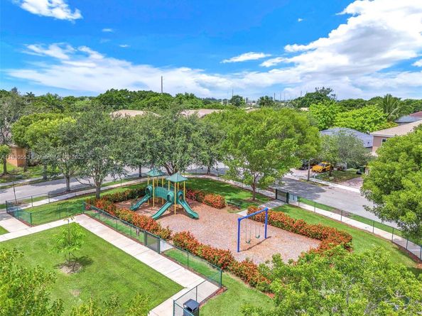1927 SE 22nd Dr, Homestead FL 33035